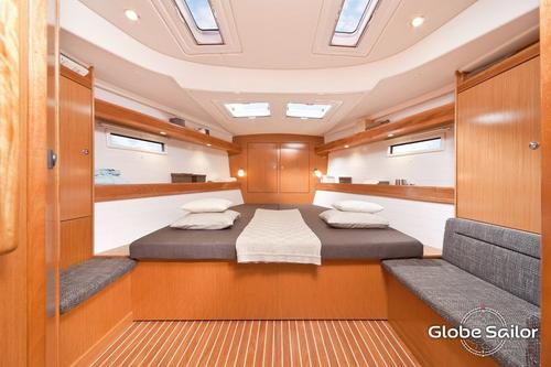 Up to 11 persons can enjoy a ride on this Bavaria boat