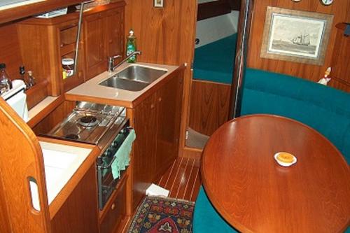 Discover Athens surroundings on this SUN ODYSSEY 34.2 JEANNUE boat