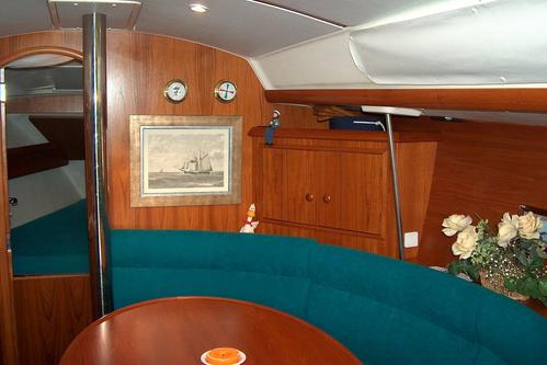This 34.2' JEANNUE cand take up to 4 passengers around Athens