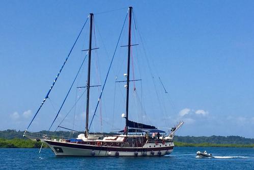 Classic boat for rent in San Blas Islands