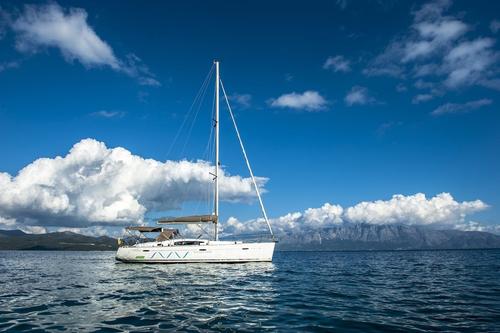 This 43.0' Beneteau cand take up to 10 passengers around Ionian Islands
