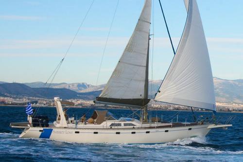 This 55.0' 2014 cand take up to 10 passengers around Alimos