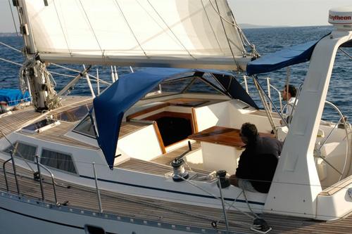 Up to 8 persons can enjoy a ride on this Classic boat