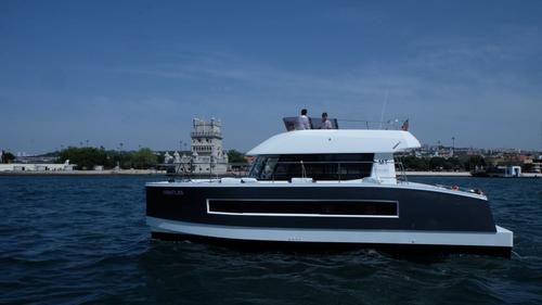 This 37.0' Fountain Pajot cand take up to 18 passengers around Lisboa