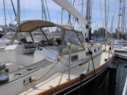 Discover San Francisco surroundings on this 4100 Tartan boat