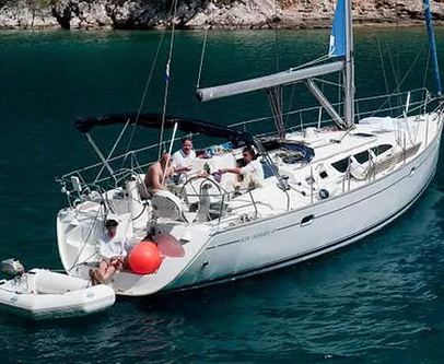 This 43.3' Jeanneau cand take up to 8 passengers around Las Palmas