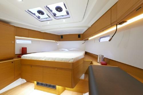 This 46.0' Jeanneau cand take up to 6 passengers around St. Petersburg