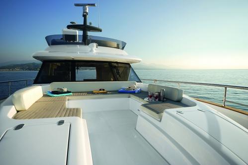 Discover Cascais surroundings on this Magellano 53 Azimut boat