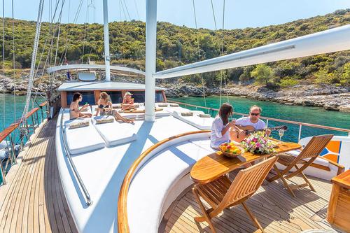 This 95.14' Custom cand take up to 16 passengers around Split
