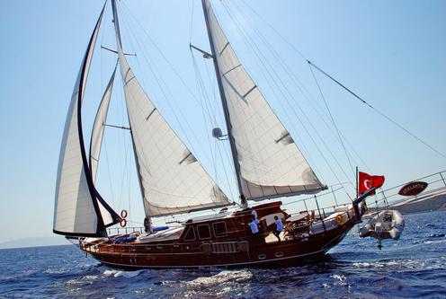 This 78.74' Custom cand take up to 8 passengers around Bodrum