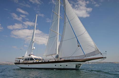 Up to 8 persons can enjoy a ride on this Classic boat