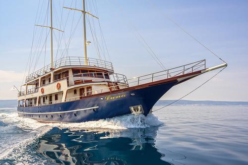 Discover Trogir surroundings on this Custom Custom boat