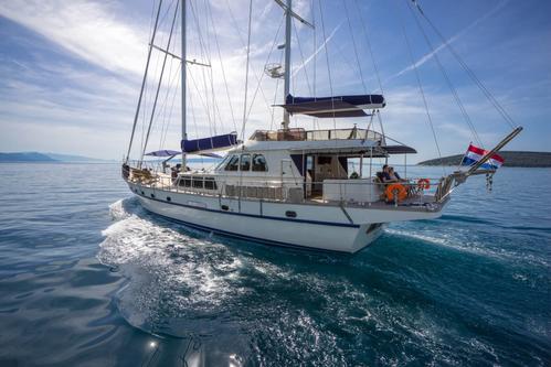 Up to 10 persons can enjoy a ride on this Classic boat