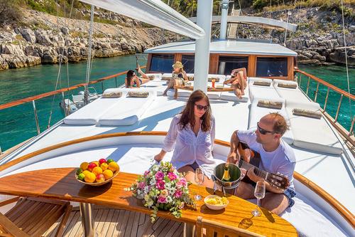 Discover Split surroundings on this Custom Custom boat
