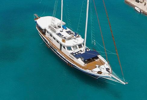 Up to 12 persons can enjoy a ride on this Classic boat