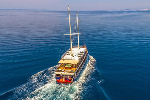 Classic boat for rent in Trogir