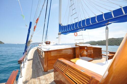 Up to 20 persons can enjoy a ride on this Classic boat
