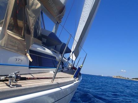 Up to 8 persons can enjoy a ride on this Sloop boat