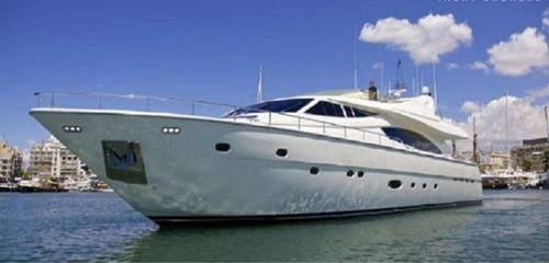 Discover Portimão surroundings on this Azimut 80 Custom boat