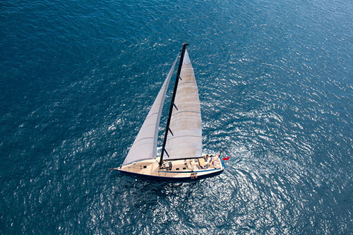 Up to 8 persons can enjoy a ride on this Sloop boat