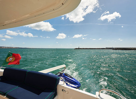 This 72.0' Custom cand take up to 8 passengers around Cascais