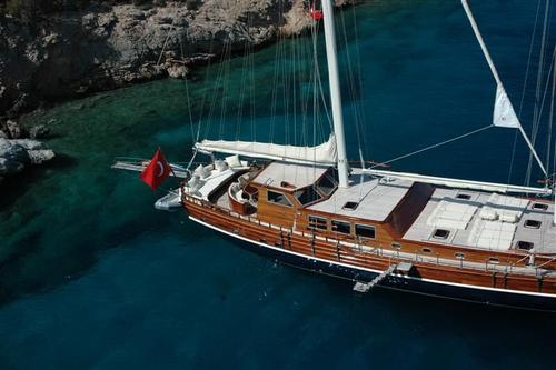 Up to 12 persons can enjoy a ride on this Classic boat