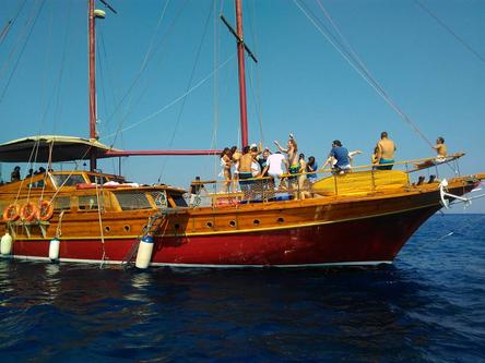 Up to 24 persons can enjoy a ride on this Classic boat