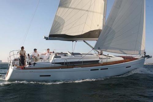 Up to 6 persons can enjoy a ride on this Sloop boat