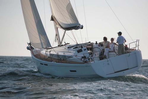 This 40.0' Sun Odyssey cand take up to 6 passengers around Nassau