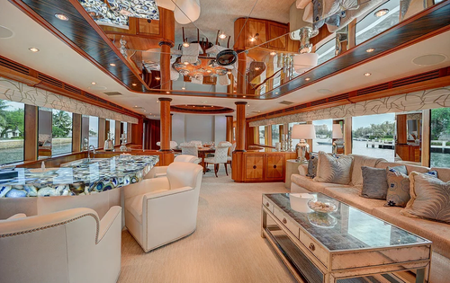 This 100.0' Hatteras cand take up to 12 passengers around Fort Lauderdale