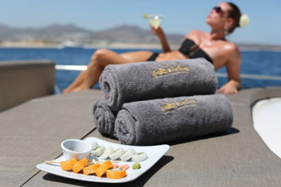 Discover Cabo San Lucas surroundings on this 42 Sea Ray boat