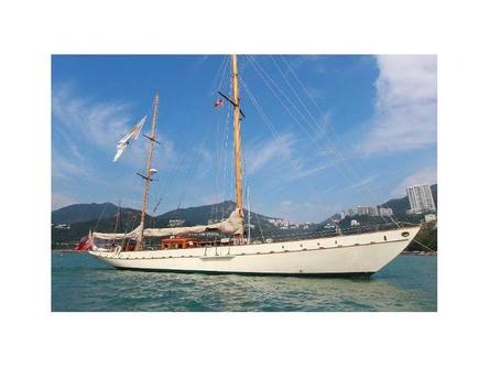 Discover Riau surroundings on this Custom Custom boat