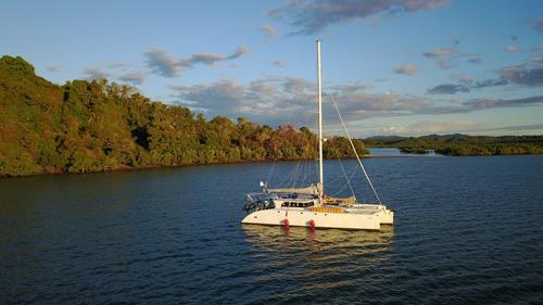 This 52.0' Custom cand take up to 15 passengers around Nosy Be