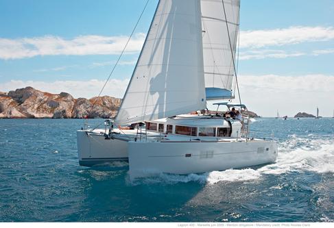 This 40.0' Lagoon cand take up to 16 passengers around Faro