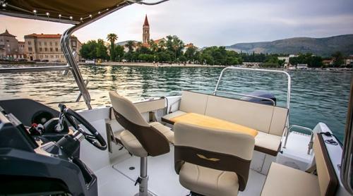 This 26.0' Beneteau cand take up to 10 passengers around Trogir