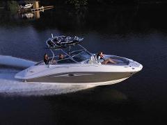 This 26.0' Sea Ray cand take up to 10 passengers around Miami