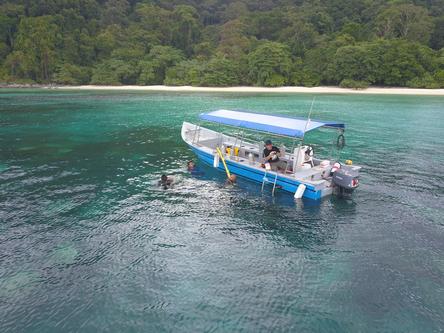 This 23.0' Custom cand take up to 10 passengers around Kuala Terengganu