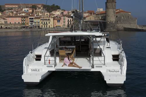 Discover Raiatea surroundings on this 4.5 Bali boat