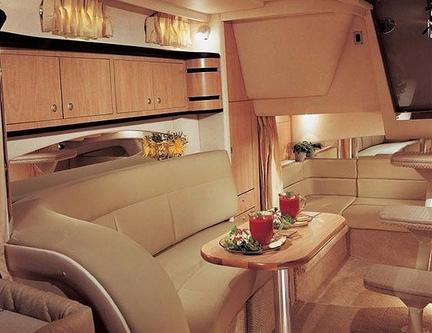 This 33.0' Sea Ray cand take up to 9 passengers around Penha De França