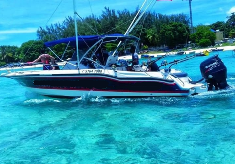 This motor boat rental is perfect to enjoy Port Louis