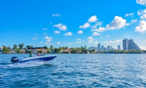This 18.0' Bayliner cand take up to 8 passengers around Key Biscayne