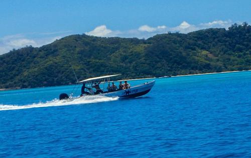 This 33.0' Custom cand take up to 12 passengers around Nadi
