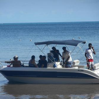 Up to 10 persons can enjoy a ride on this Center console boat