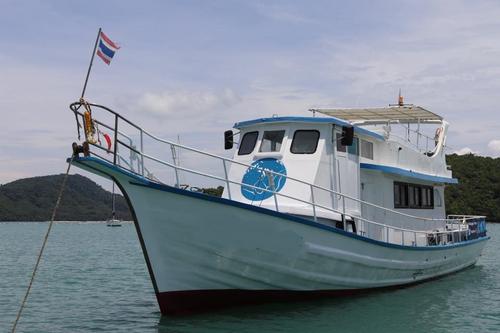 Have fun in the sun on this Trawler boat charter