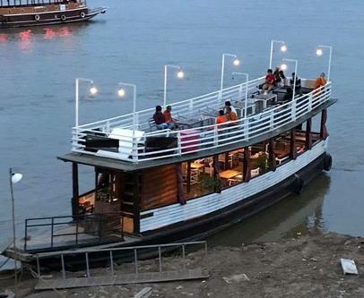 Discover Phnom Penh surroundings on this Custom Custom boat