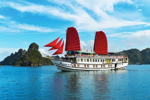 This motor boat rental is perfect to enjoy Halong Bay