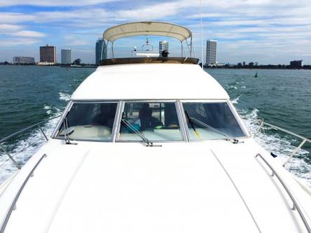 Discover Pattaya surroundings on this 480 Princess boat