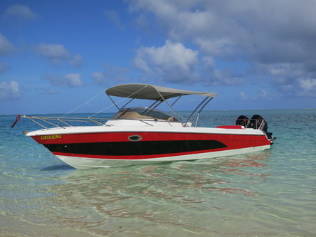 This 33.0' Custom cand take up to 15 passengers around Trou D´Eau Douce