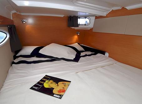 This 36.0' Fountaine Pajot cand take up to 6 passengers around Phuket