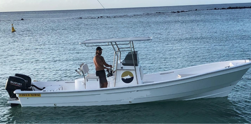 This 25.0' Custom cand take up to 9 passengers around Flic En Flac